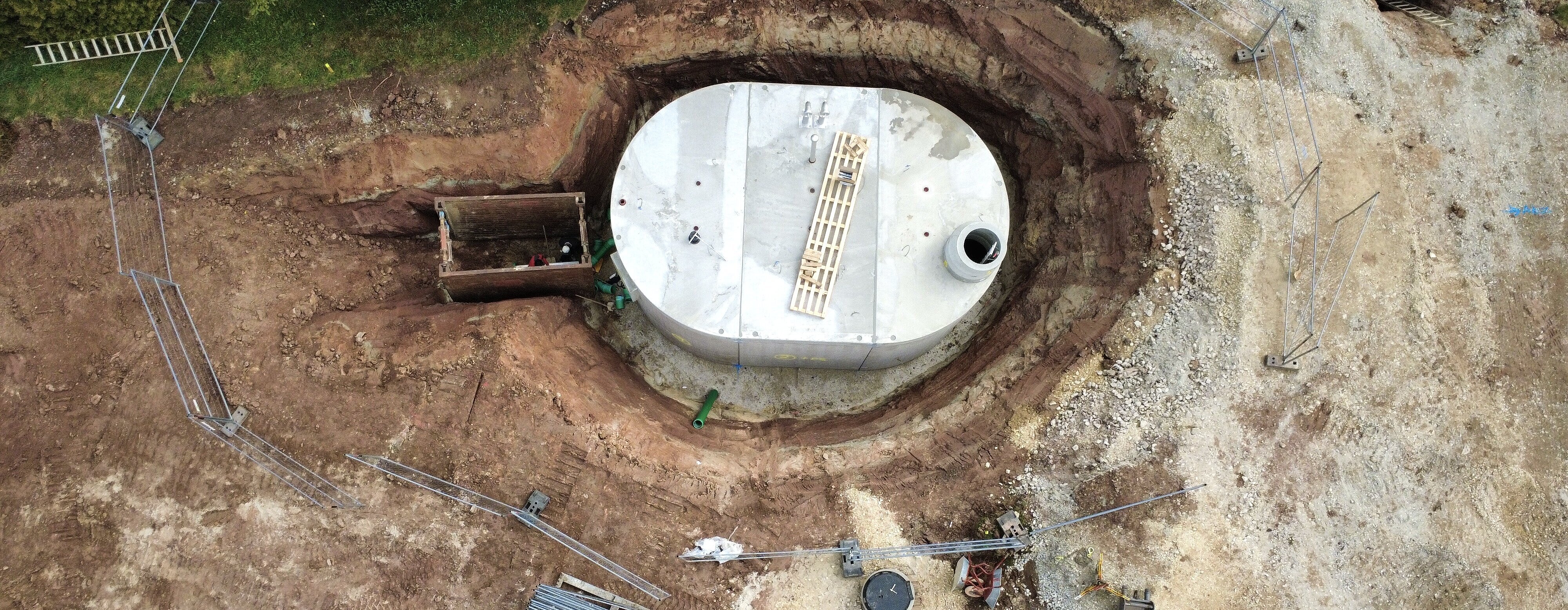 Installation eines Löschwasserbehälters in einem neu entstehenden Baugebiet