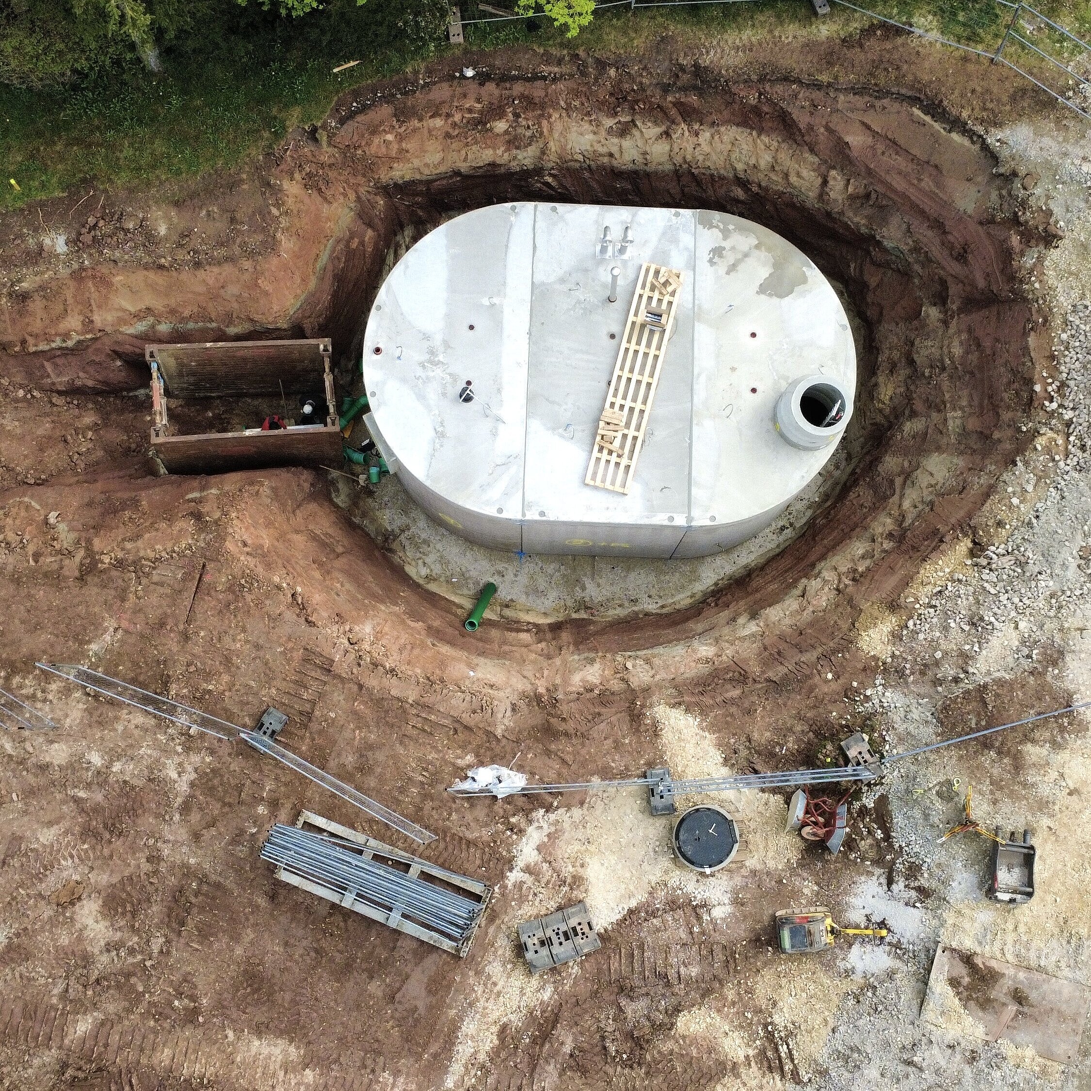 Installation eines Löschwasserbehälters in einem neu entstehenden Baugebiet