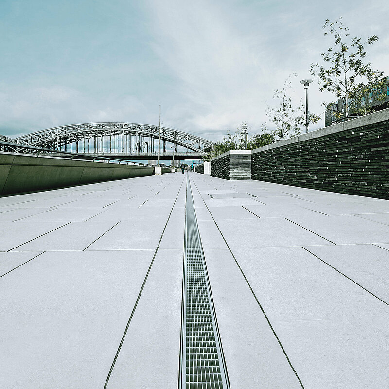 R+F TBU Regenrinne Bild einer Regenrinne inmitten des Rheinboulevards in Köln
