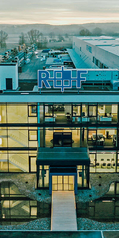 R+F TBU Zentrale in Reichertshofen Glasgebäude der R+F TBU Zentrale in Reichertshofen